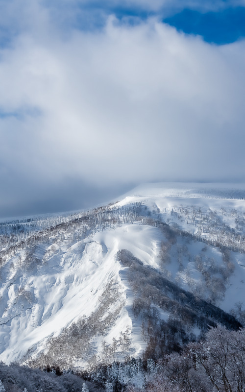 尾根奥に曇峰