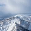 尾根奥に曇峰