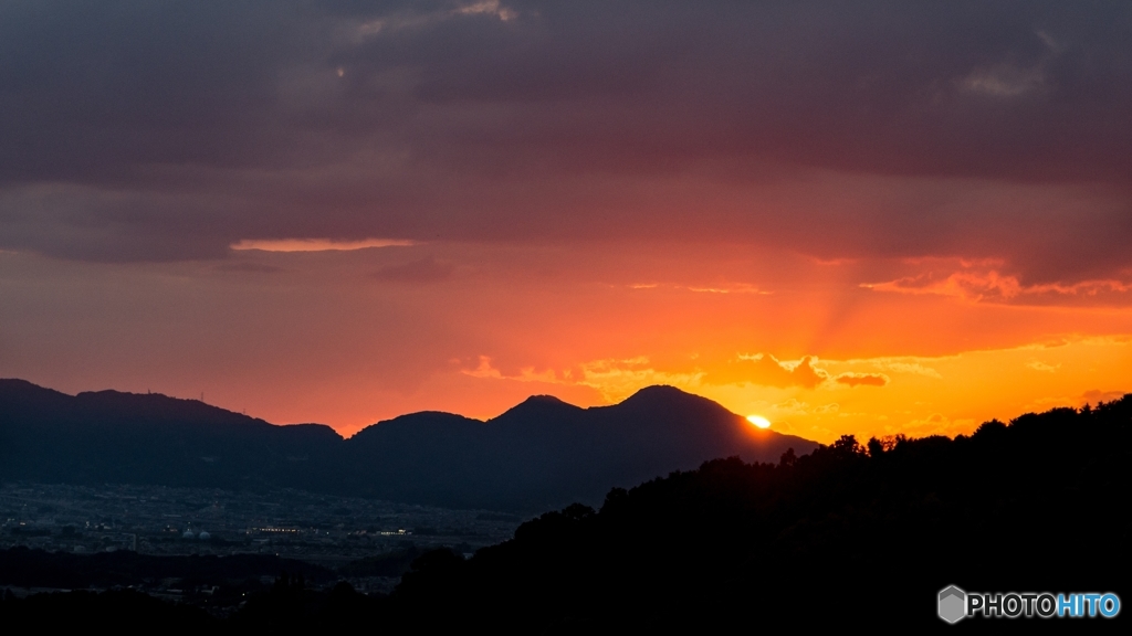 真っ赤に燃える二上山