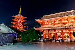 夜の浅草寺。