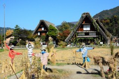 合掌造りと案山子
