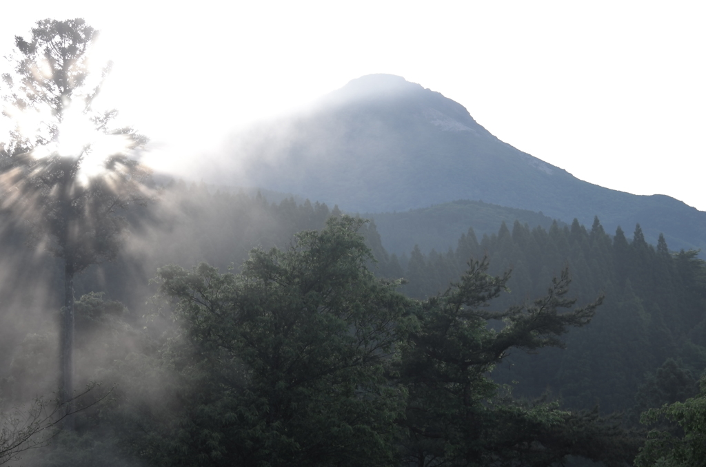 由布岳に昇る朝日
