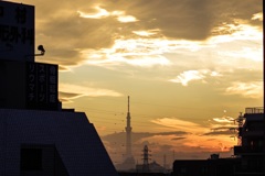 ビルの間からの夕空