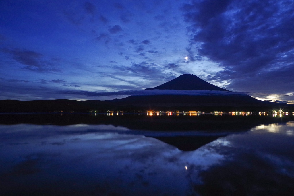 山中湖に映る富士山