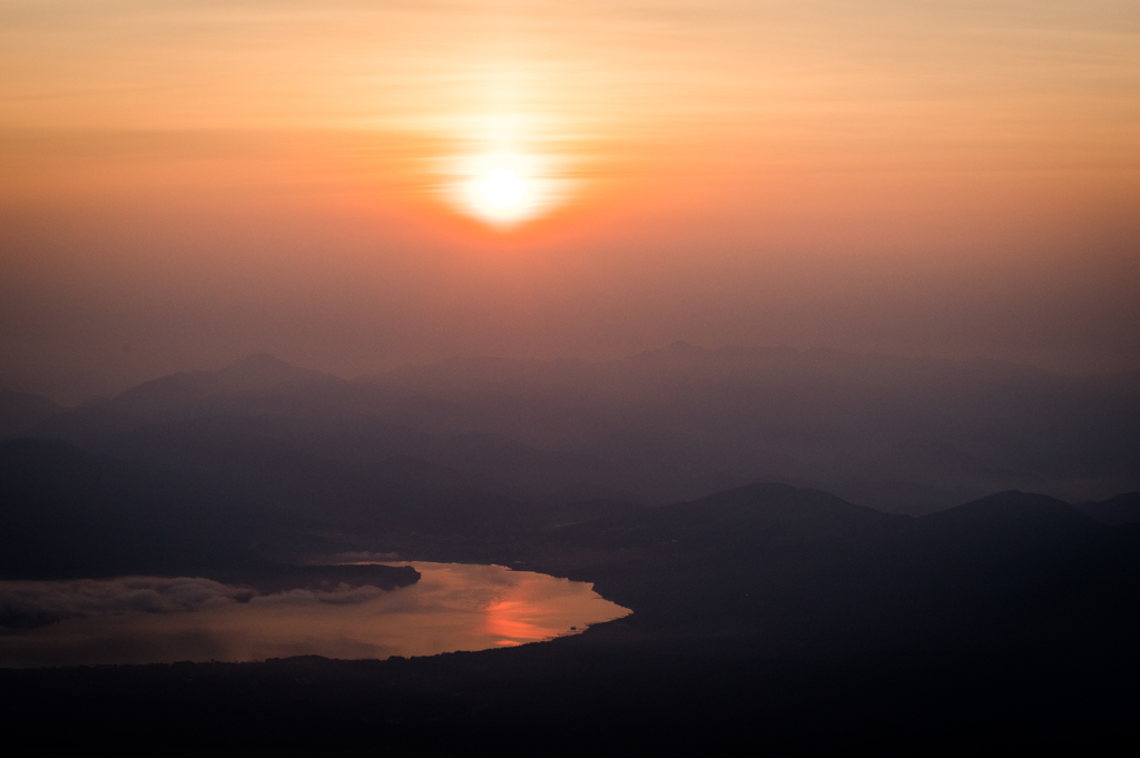 朝陽に照らされる山中湖