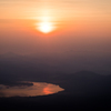 朝陽に照らされる山中湖