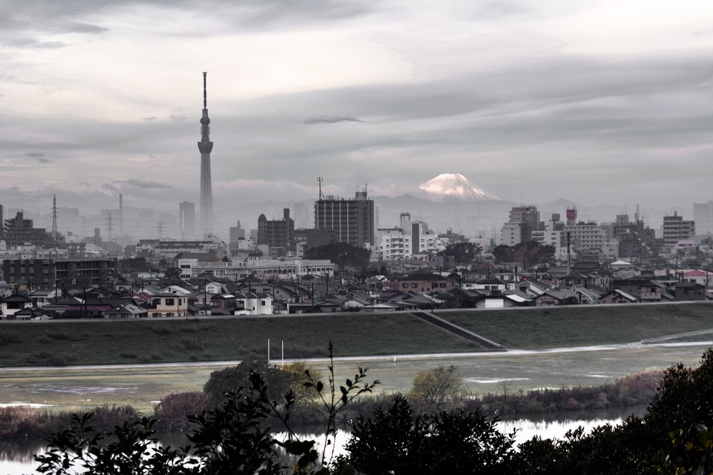 朝靄に浮かぶ富士山