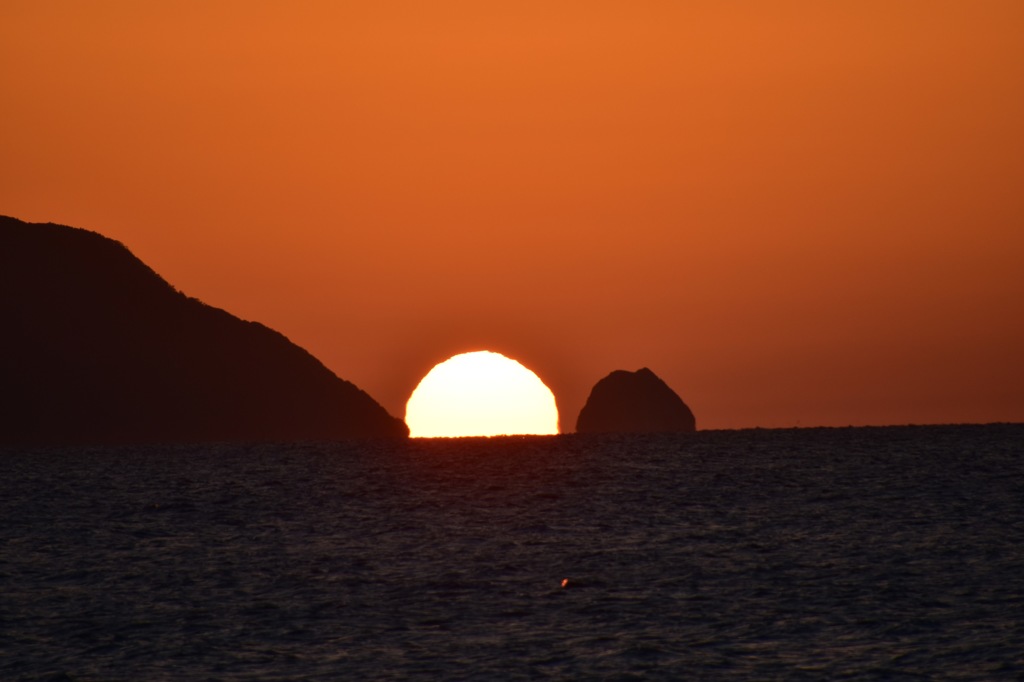 奈多海岸から志賀島に沈む夕陽