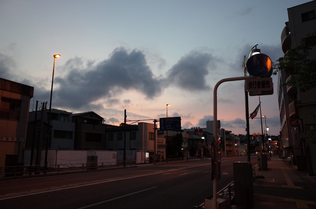 国道沿いの朝
