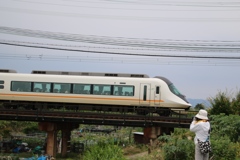 特急電車を撮影する女性