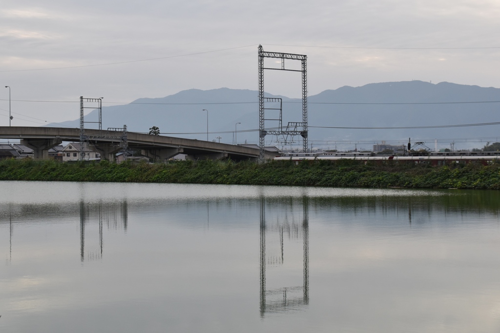 池と電車