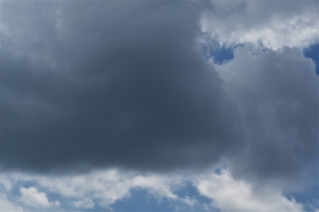 雨雲　夏空