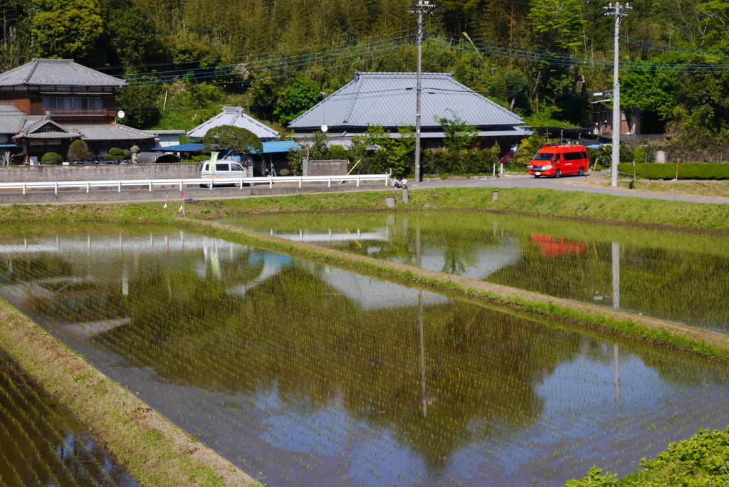 消防車　田んぼ道を走る