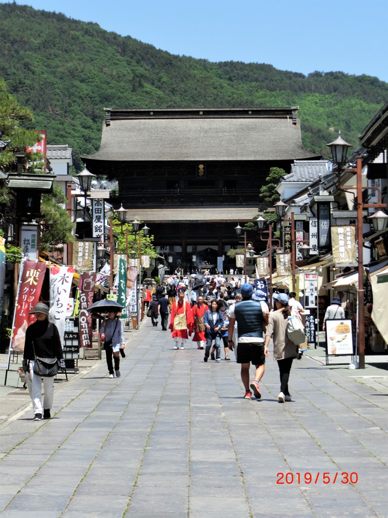 お坊さん門前町を行く…善光寺