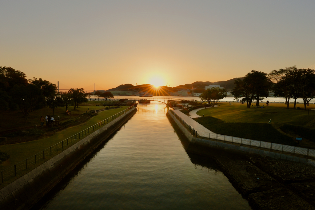 黄昏の水辺から