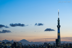山小屋の灯火 〜 Sunset in Tokyo