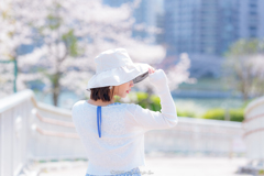 『白い帽子の女』