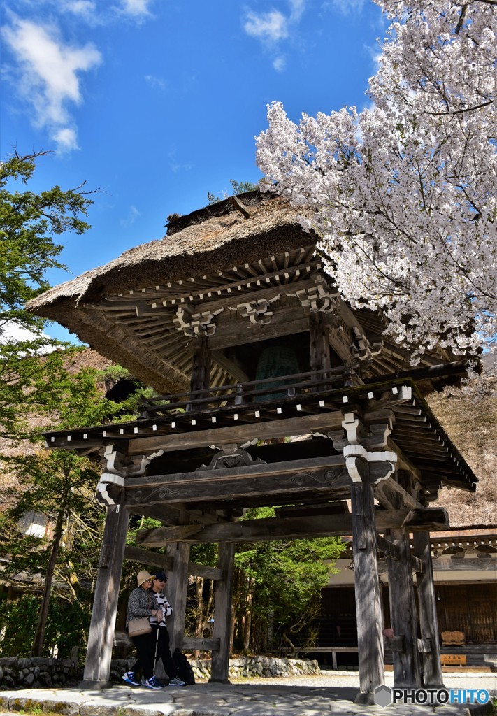 白川郷　桜の門の下でちょっと休憩
