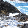 波間の怪獣奇岩