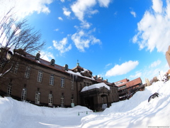 青空と雲と雪と札幌市資料館