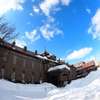 青空と雲と雪と札幌市資料館