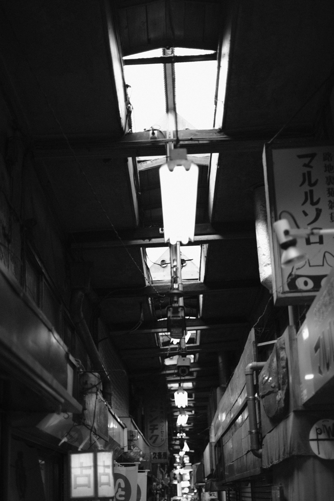 連なる蛍光灯