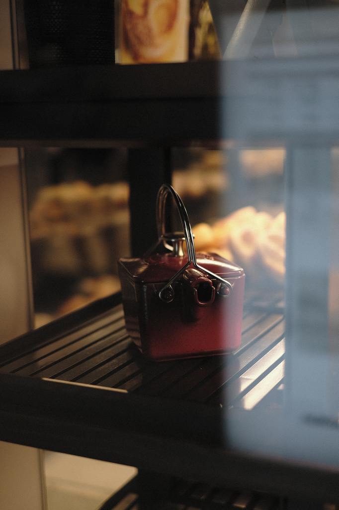 ガラス越しの赤