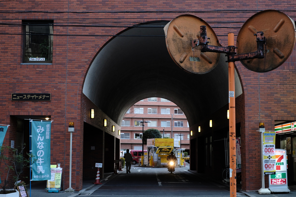 カーブミラーと渋い建物