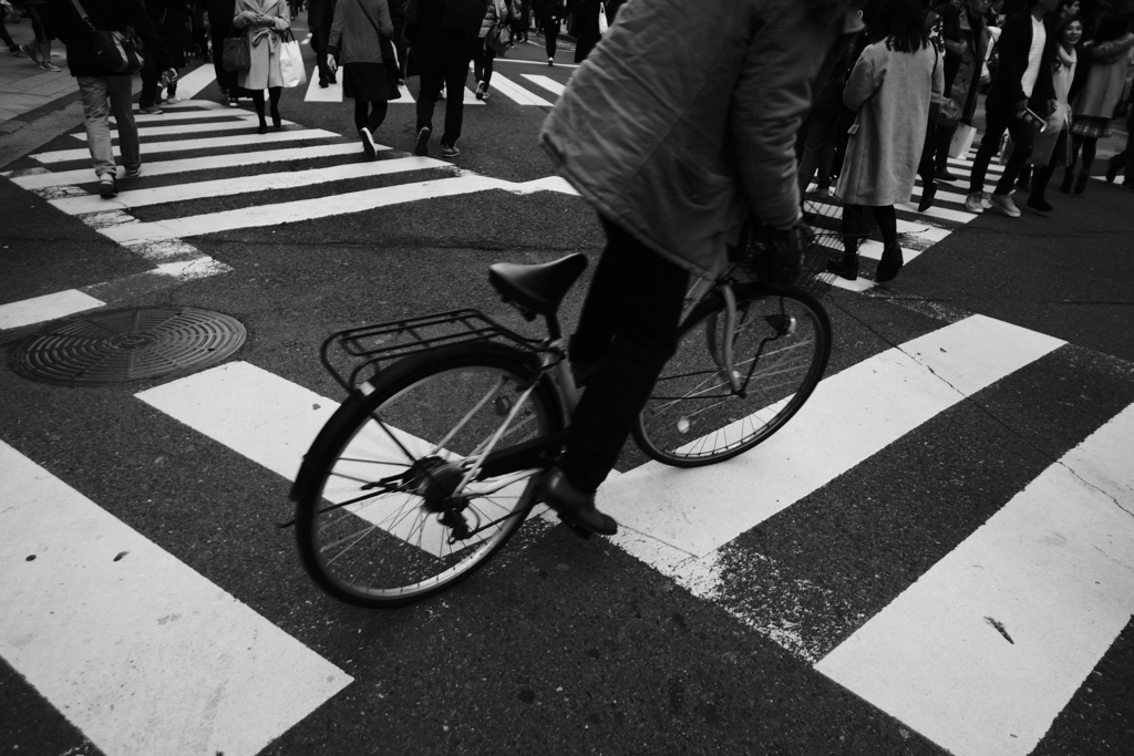 交差点を急ぐ自転車