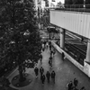 新宿駅に向かう人たち
