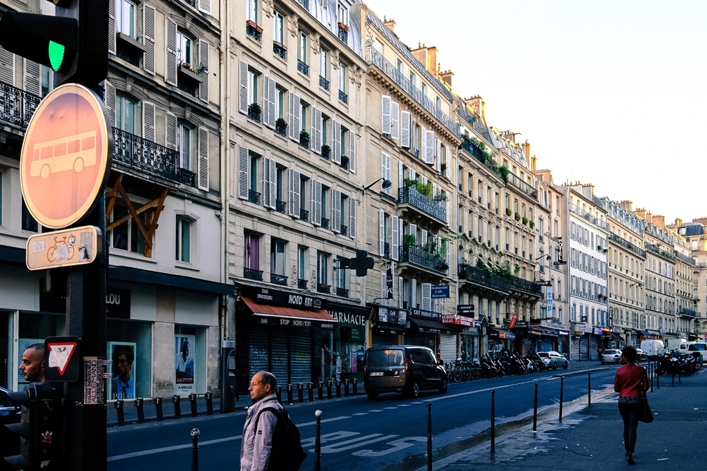 朝の街ゆく人  Pari