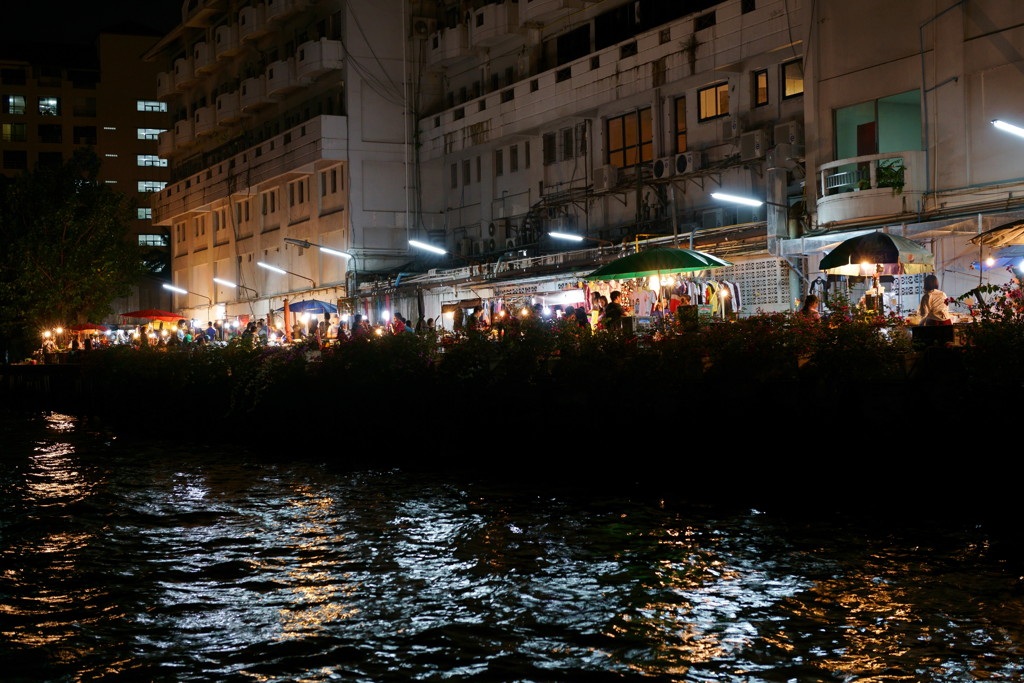 水路脇の夜店