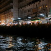水路脇の夜店
