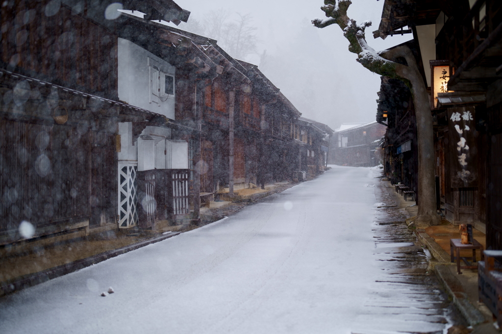 雪降る妻籠宿