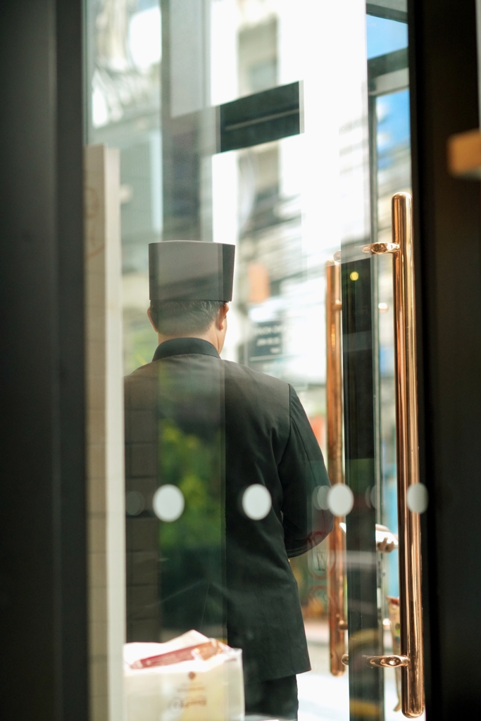 哀愁のドアマン