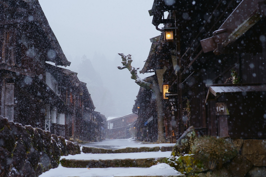 雪降る妻籠宿