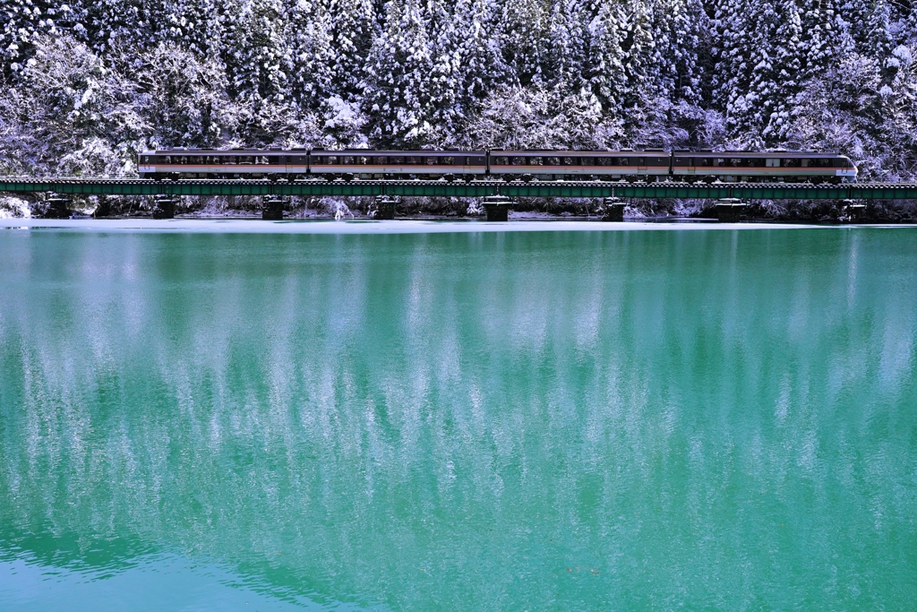 ダム湖の冬景色