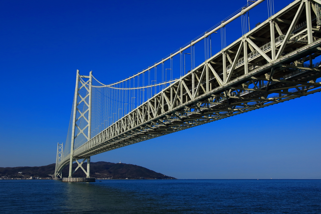 青空の明石海峡大橋