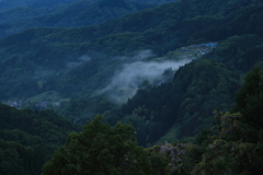 霧に包まれる集落