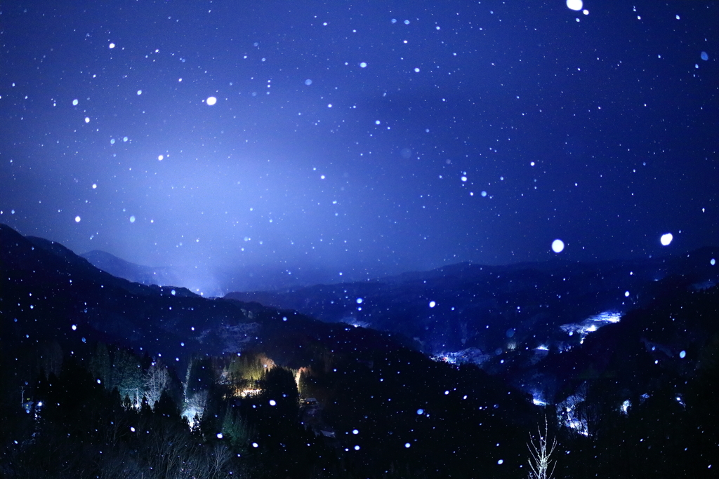 雪降る峠