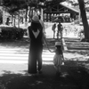 おててつないで