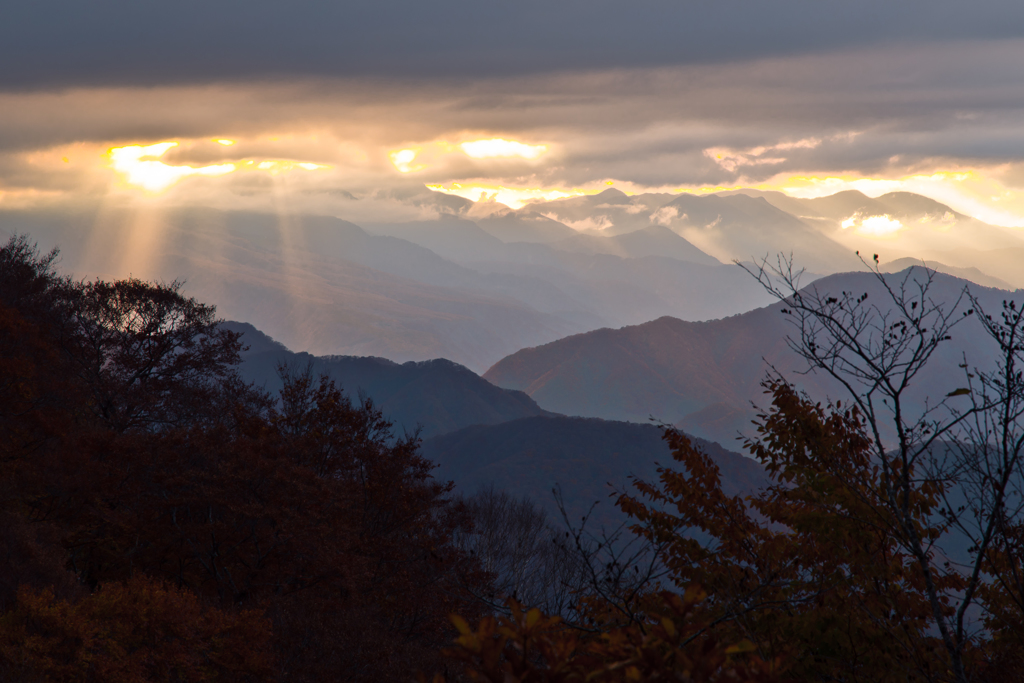 夕日に烟る山なみ