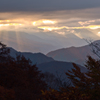 夕日に烟る山なみ