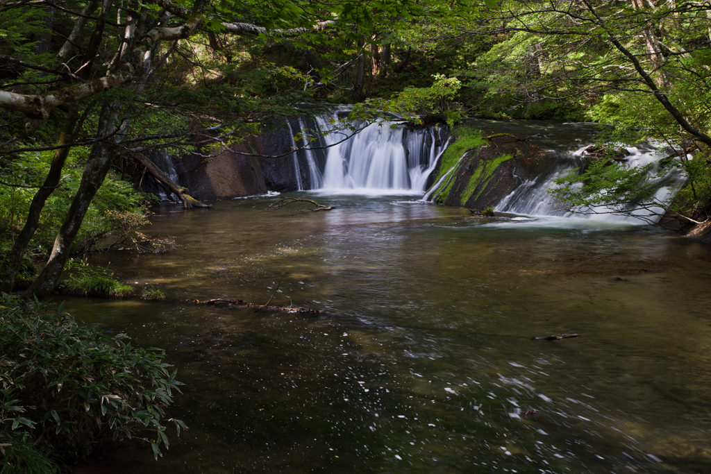 滝とその流れ