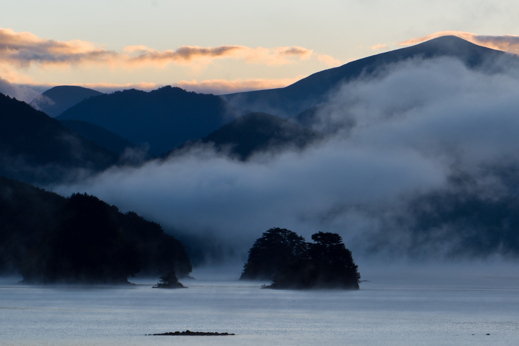 朝霧立つ湖