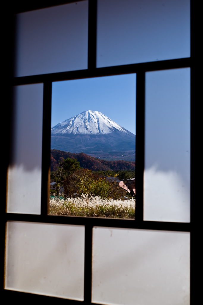 秋、窓越しの富士