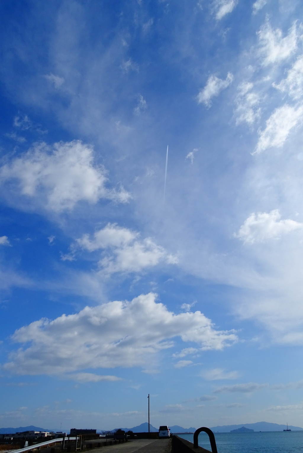 空と飛行機雲