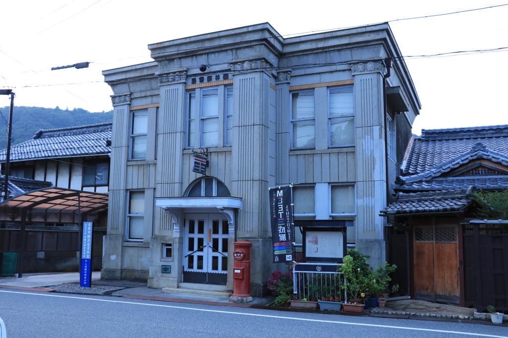 レトロな郵便局と現役郵便ポスト