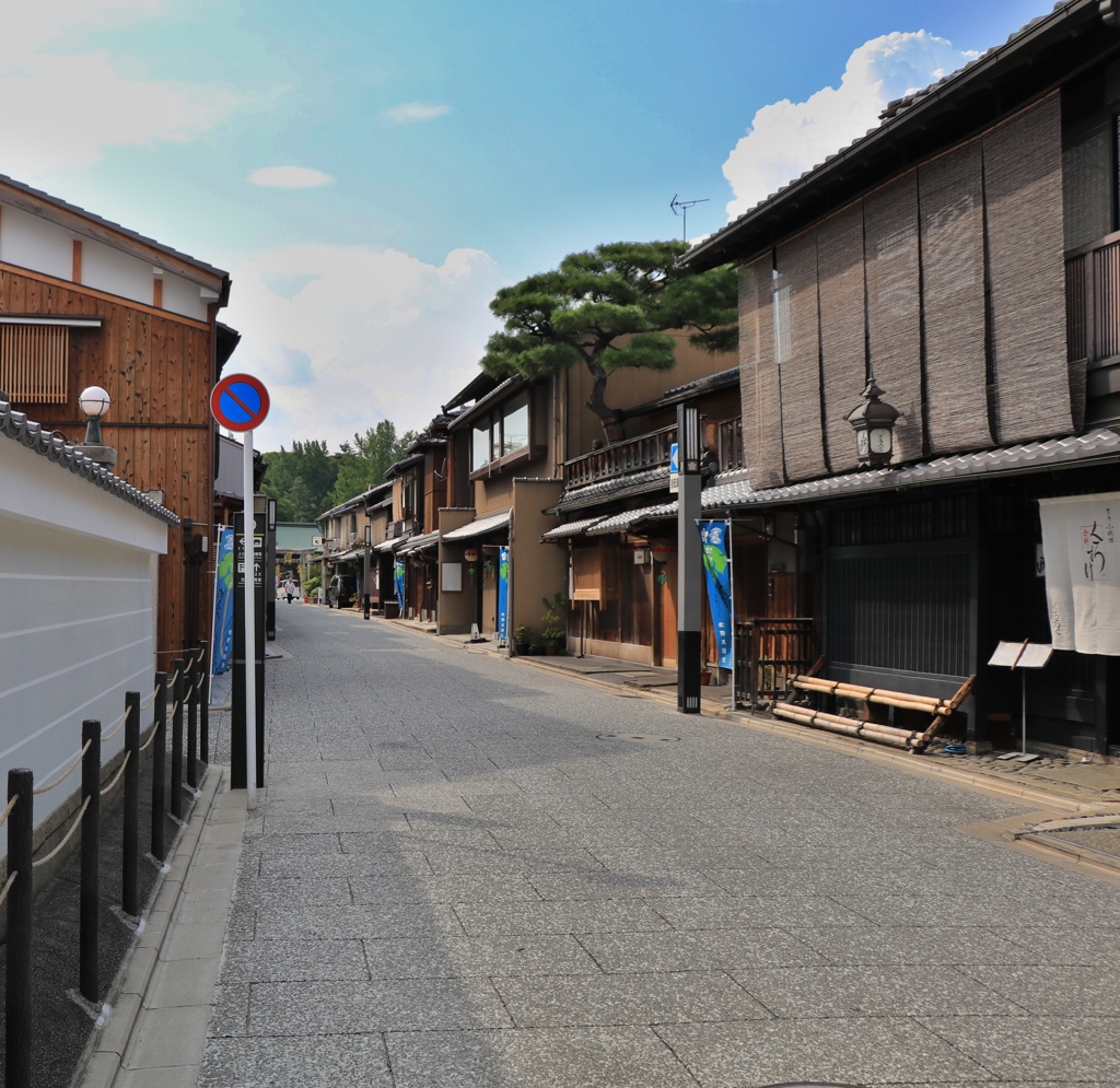 京都　上七軒からの北野天満宮遠景