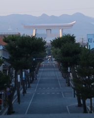 朝焼けの大鳥居